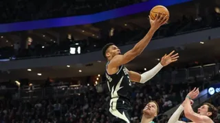 Un imponente Giannis Antetokounmpo lideró triunfo de Bucks ante mermados Celtics