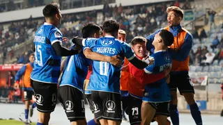 Huachipato derrotó a Universidad Católica para seguir a la caza del liderato