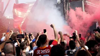 José Mourinho fue recibido como rockstar por cientos de hinchas en Roma