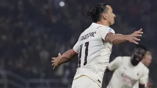 Zlatan vivió duelo especial con Medel: Le regaló la camiseta y anotó el primer autogol de su carrera