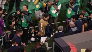 Cristiano Ronaldo se volvió a robar la película desde la banca en el himno de Portugal
