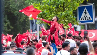 [VIDEO] Hinchas turcos y georgianos se trenzaron a golpes bajo un diluvio en la Eurocopa
