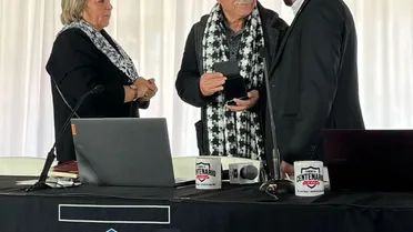 Carlos Caszely fue condecorado como socio honorario de Colo Colo