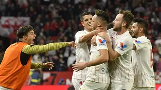 Sevilla venció con agónicos dos goles a Granada y se aferró a zona de Champions