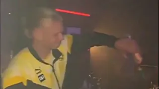 Haaland pasó una de sus últimas noches en Dortmund sirviendo tragos en un club de baile