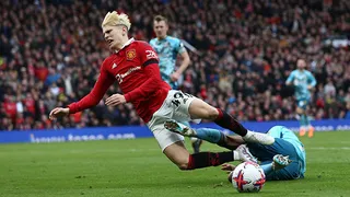 Jugador que lesionó a Garnacho recibió insultos racistas y el argentino lo defendió