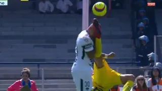 Nicolás Castillo fue víctima de una tremenda patada en la cara en el clásico de Pumas