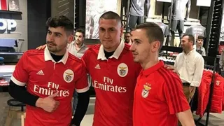 Nicolás Castillo ya posó con la camiseta de Benfica