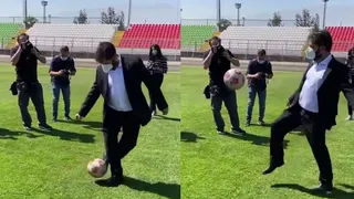 El Presidente Gabriel Boric mostró sus dotes con la pelota en el Municipal de La Cisterna