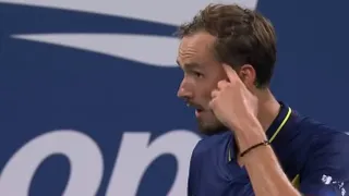 Daniil Medvedev trató de estúpida a una espectadora y ésta le respondió con un beso
