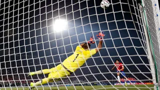 Revive el penal de Matías Fernández frente a Argentina en la voz de Ernesto Díaz Correa