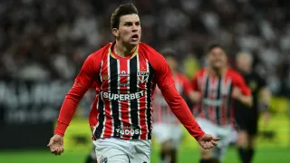 Millones para la U Católica: la venta de Gonzalo Tapia que deja un ingreso clave desde Brasil