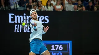 Karen Khachanov aprovechó el retiro de Korda para avanzar a semifinales en Australia