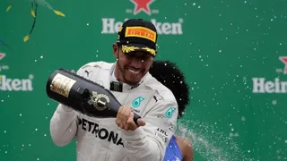 Hamilton le arrebató el triunfo a un Verstappen fastidiado por Ocon
