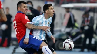 ¡Solo fue amarilla!: La recordada patada de Medel a Messi también cumple cinco años