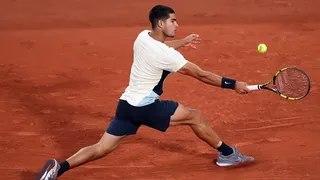 Alcaraz debutó en Roland Garros con gran victoria frente al argentino Lóndero