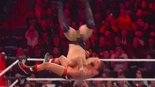 Estrella de la WWE Daniel Bryan dejó ver más de lo necesario en Elimination Chamber