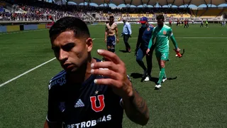 Barristas invadieron la cancha del “Lucio Fariña” y “apretaron” a los jugadores de la U