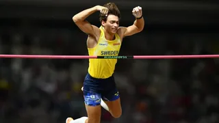 Armand Duplantis no dio pie a la sorpresa y ganó la garrocha en el Mundial