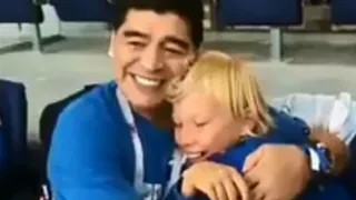 Emocionante: Niño ruso cumplió su sueño al conocer a Diego Maradona