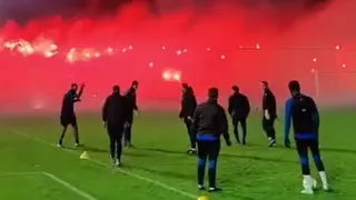 Hinchas realizaron espectacular recibimiento a jugadores que entrenaron a las 5 AM