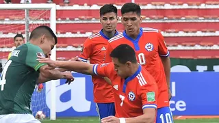 “Un desastre”: Hinchas de la Roja cargaron duramente contra Pulgar tras gol de Bolivia