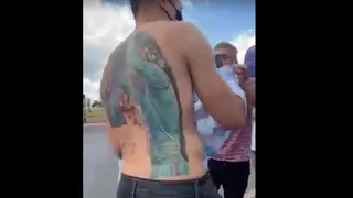 Messi regaló camiseta y le firmó la espalda a hincha brasileño que se tatuó su imagen