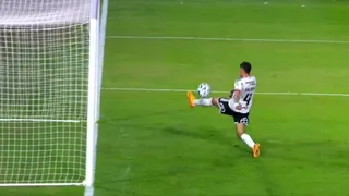 Alan Saldivia la sacó prácticamente de la línea y salvó a Colo Colo ante Boca Juniors