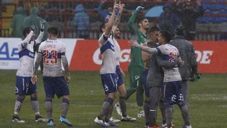 U. Católica le ganó a Huachipato y a la lluvia en Talcahuano para reafirmarse como líder