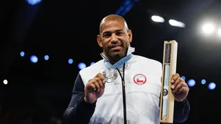 Yasmani Acosta posó con orgullo junto a su primera medalla olímpica en París 2024