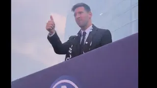 El saludo de Messi a los miles de hinchas de PSG que asistieron a su presentación oficial