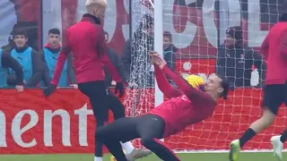 Zlatan Ibrahimovic lució su elasticidad en el calentamiento de AC Milan