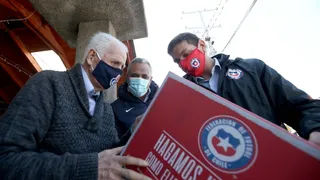 Pablo Milad entregó regalos a históricos de la Roja Leonel Sánchez y Humberto Cruz