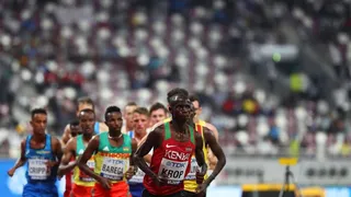 La conmovedora ayuda que recibió un fondista para completar los 5.000 metros en Doha