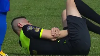 Árbitro sufrió dura lesión en su codo que lo obligó a abandonar encuentro en el ascenso argentino