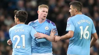 Kevin de Bruyne y Riyad Mahrez guiaron el triunfo de Manchester City sobre Chelsea