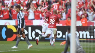 Leonardo Valencia sufrió en cancha la goleada que recibió Botafogo ante Inter de Porto Alegre