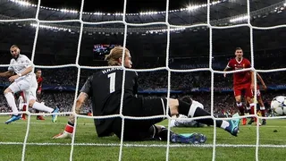 El recordado Loris Karius está cerca de tener como compañeros a Gary Medel y Enzo Roco