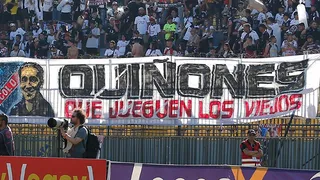 “Que jueguen los viejos”: El lienzo que desplegó la hinchada de Colo Colo en Sausalito
