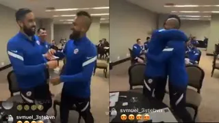 El emocionante abrazo de Arturo Vidal con Claudio Bravo
