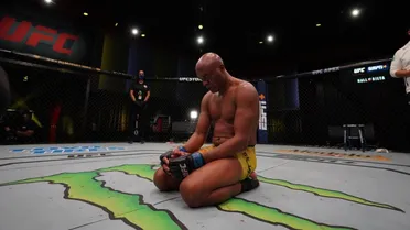 El brasileño Anderson Silva perdió por nocaut ante Uriah Hall y puso en duda su retiro en el UFC