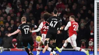 Kevin De Bruyne volvió a marcar para ampliar la ventaja del City sobre Arsenal