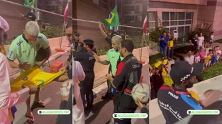 Richarlison firmó autógrafos a hinchas en la previa del duelo de Brasil ante Camerún