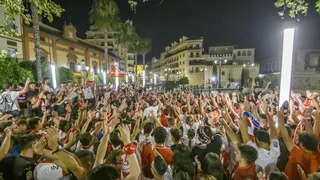 Hinchas de Sevilla festejaron con euforia en la Puerta de Jerez tras conquistar la Europa League