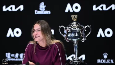 Aryna Sabalenka festejó bebiendo champagne tras lograr el título del Abierto de Australia