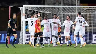 AC Milan venció con un jugador menos a Benevento y se mantuvo líder de la Serie A