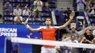 Carlos Alcaraz venció en un histórico partidazo a Jannik Sinner y avanzó a semifinales del US Open