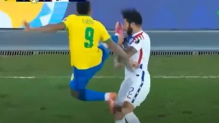 La tremenda patada de Gabriel Jesús en el rostro a Eugenio Mena que le valió la expulsión