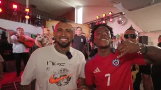Con la aparición del Rey: Arturo Vidal sorprende a Speed en su visita a Chile