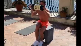 Delantero de Napoli pasa su cuarentena ejercitándose con una botella de vino